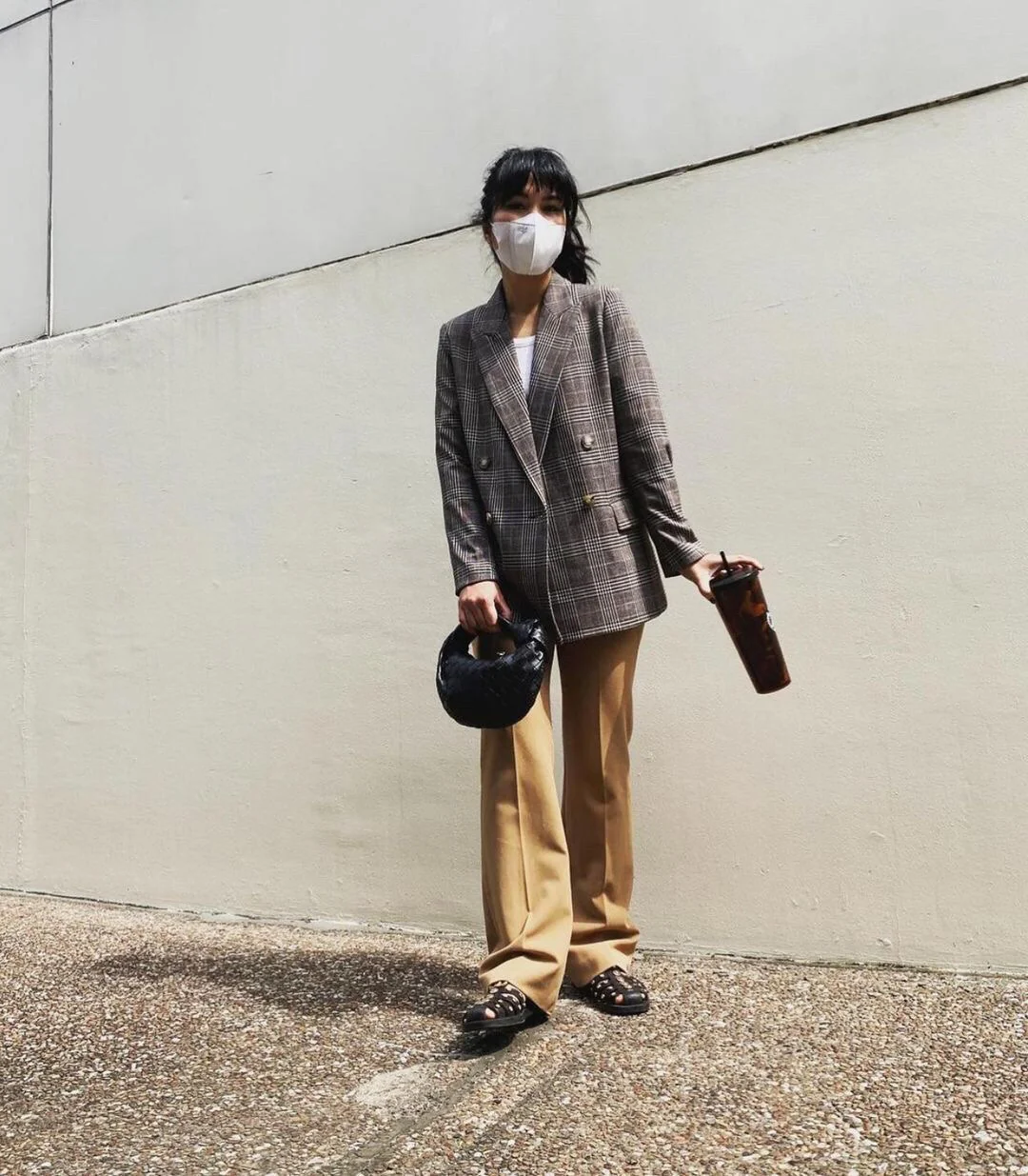 Мини-сумочка BV Mini Jodie в виде круассана — на фото — черная.