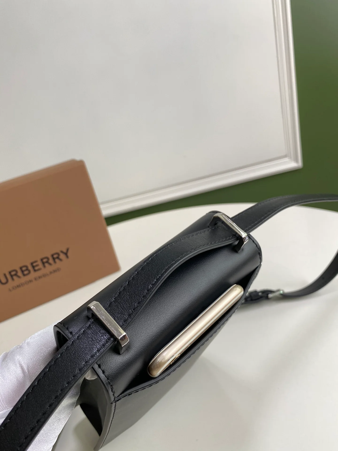 Чехол для телефона Burberry Robin — черный с серебристой фурнитурой.