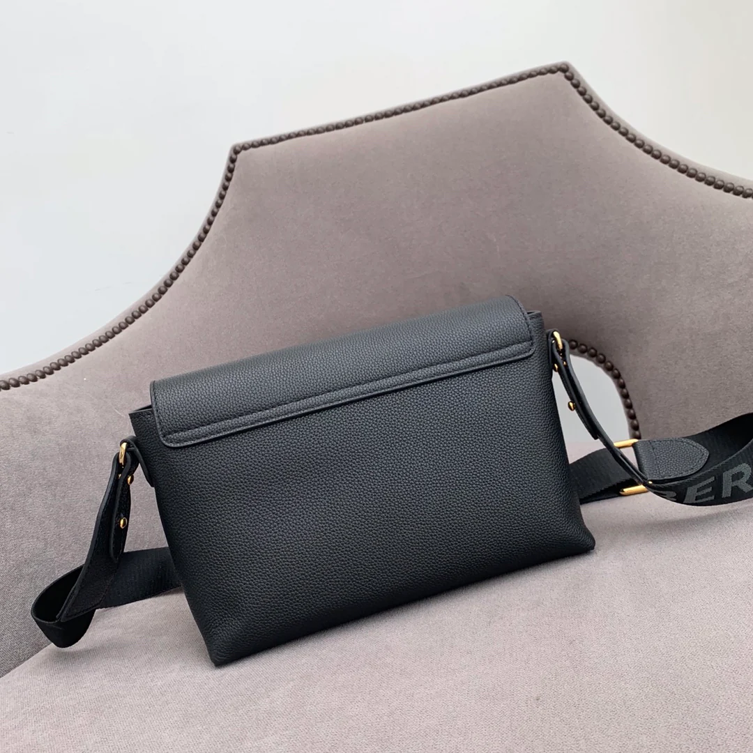 Новинка весны 2022 года от Burberry - сумка через плечо Note - черная.