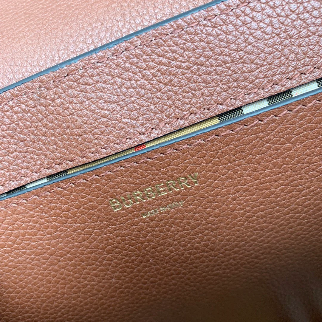 Новинка весны 2022 года от Burberry - сумка через плечо Note - коричневая.