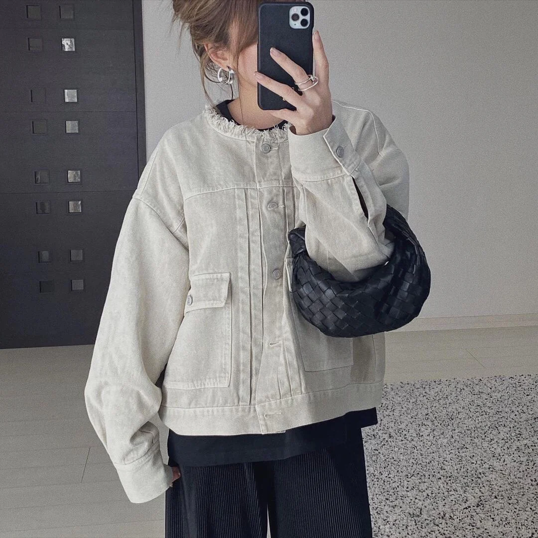 Мини-сумочка BV Mini Jodie в виде круассана — на фото — черная.