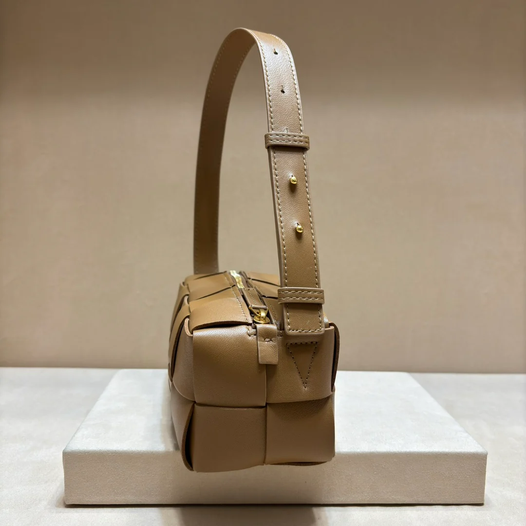 Большая плетеная сумка через плечо BV Brick Cassette в клетку - розовая - 1 шт.