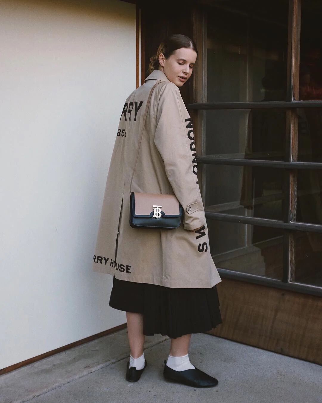 Сумка Burberry TB серии Letter — черно-коричневая цветовая гамма — на фото в действии.