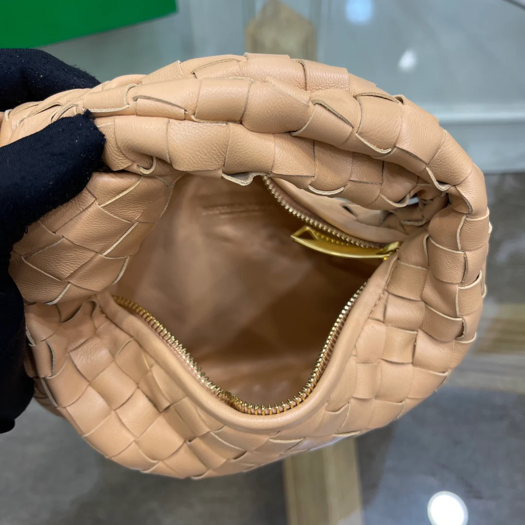 Круглая плетеная сумка-хобо BV Jodie с узлом - 27x22x3 см - 4 шт.