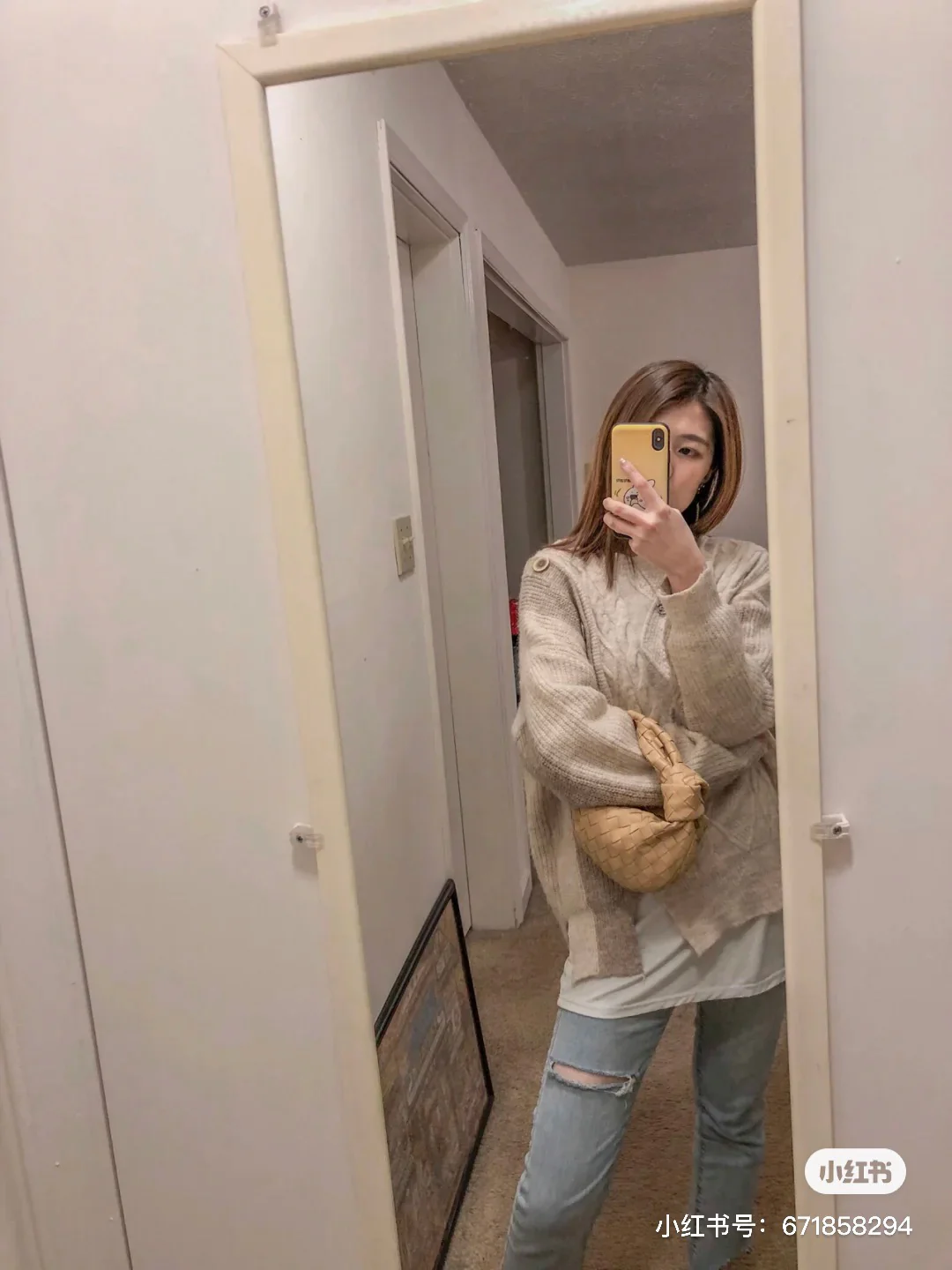 Мини-сумочка BV Mini Jodie в виде круассана — Фотографии в одежде — 3