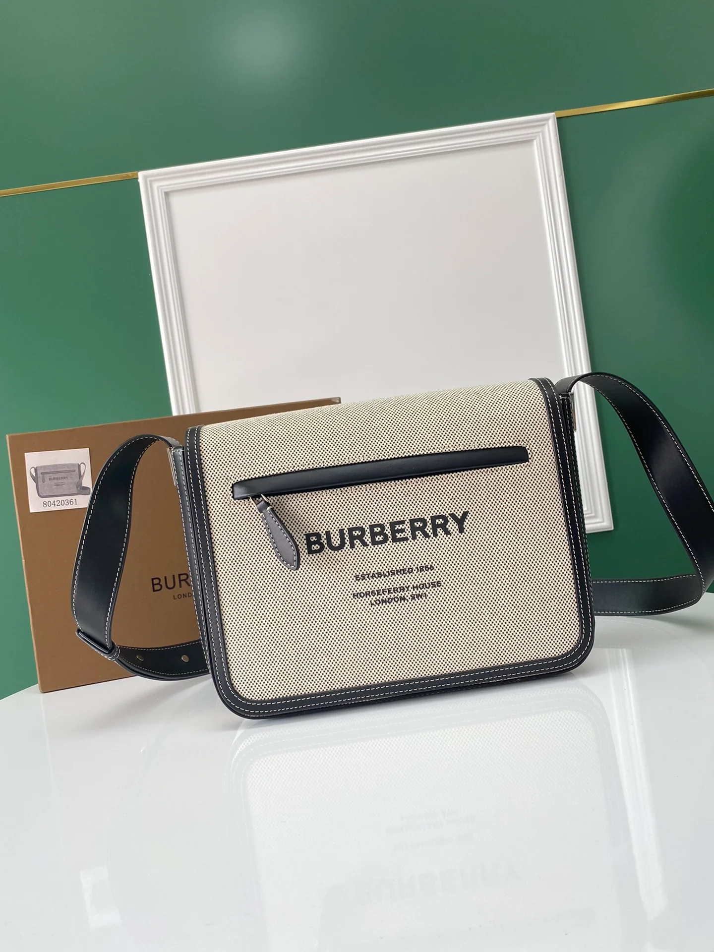 Новая сумка-мессенджер Horseferry от Burberry, 2022 год.