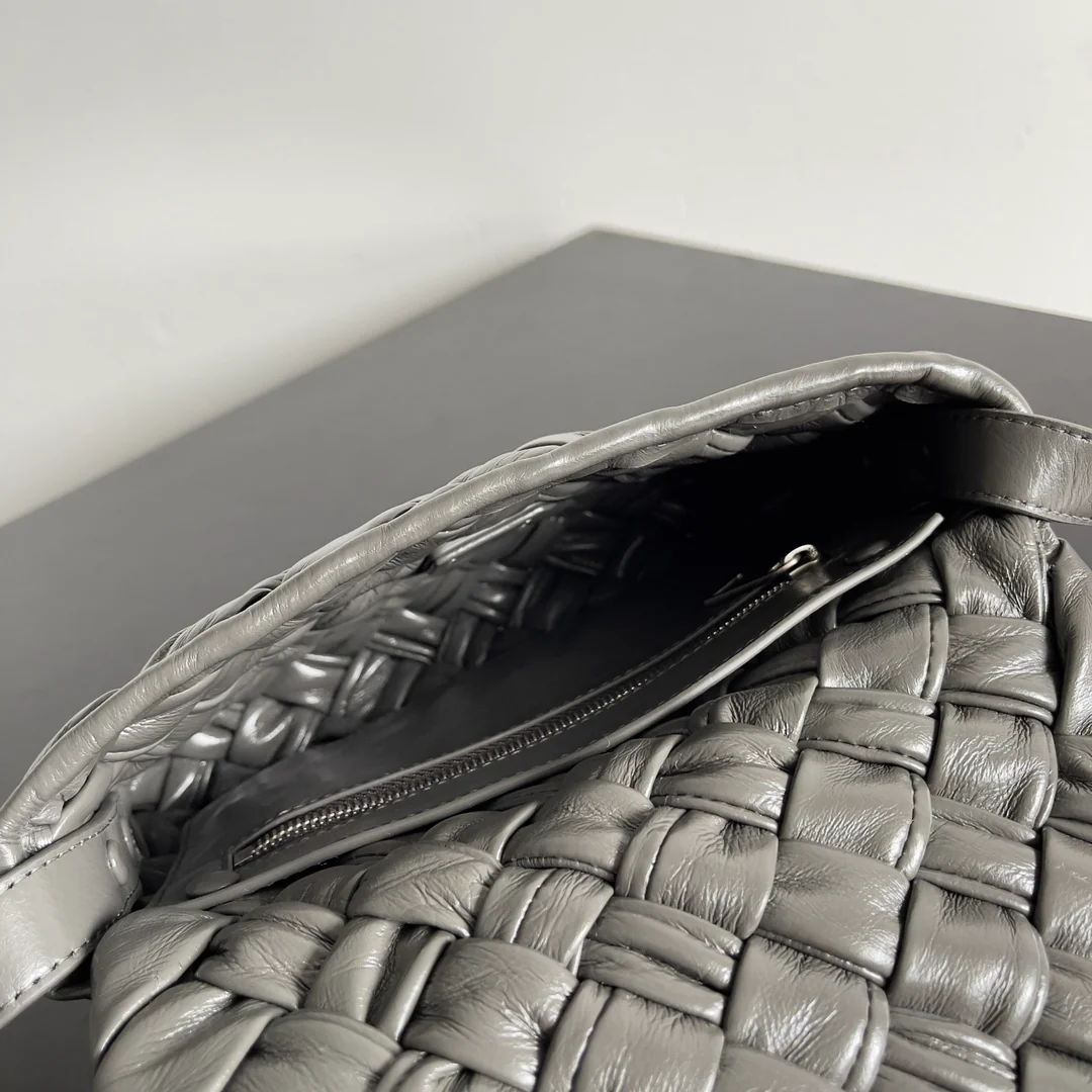 Сумка-мессенджер BV Rumpple через плечо - лакированная серая.