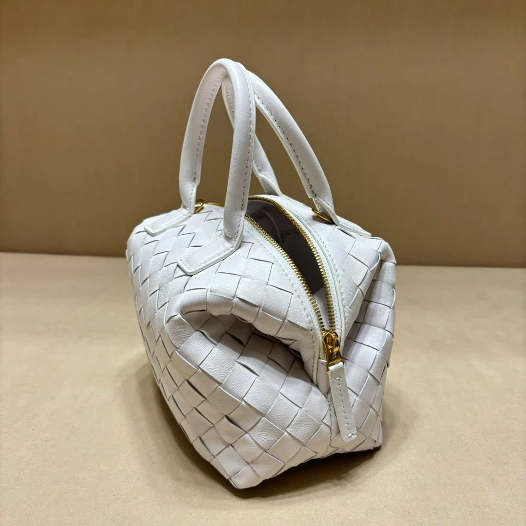 Сумка для боулинга BV Intrecciato из плетеной кожи - белая.