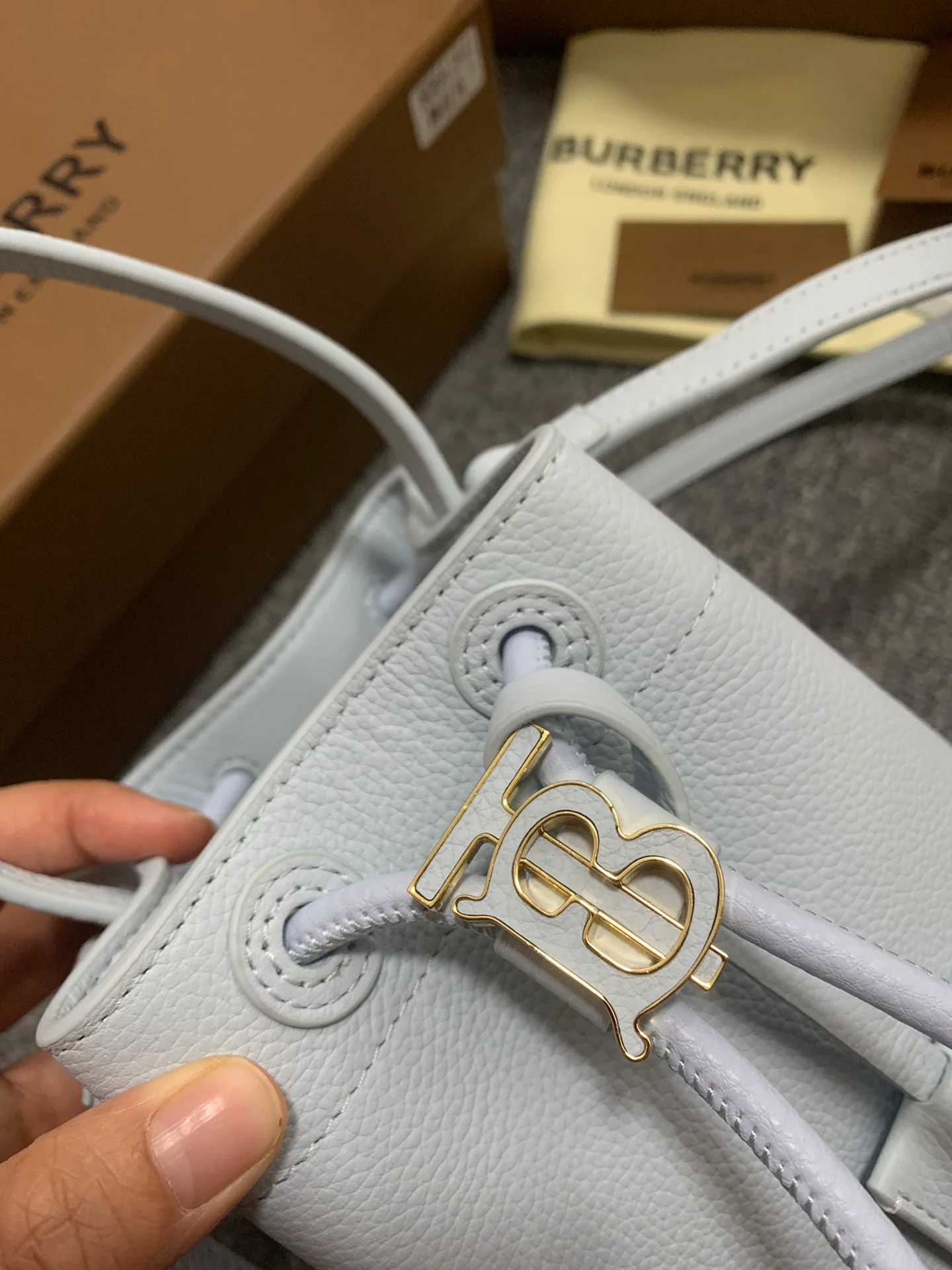 Сумка-ведро Burberry из зернистой кожи, маленькая, светло-голубая.