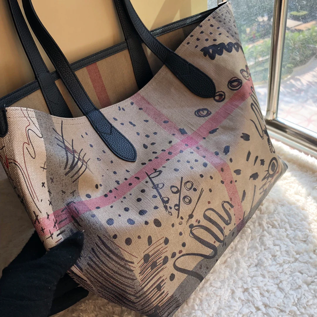 Двусторонняя сумка-тоут Burberry с принтом в стиле кэжуал и граффити.