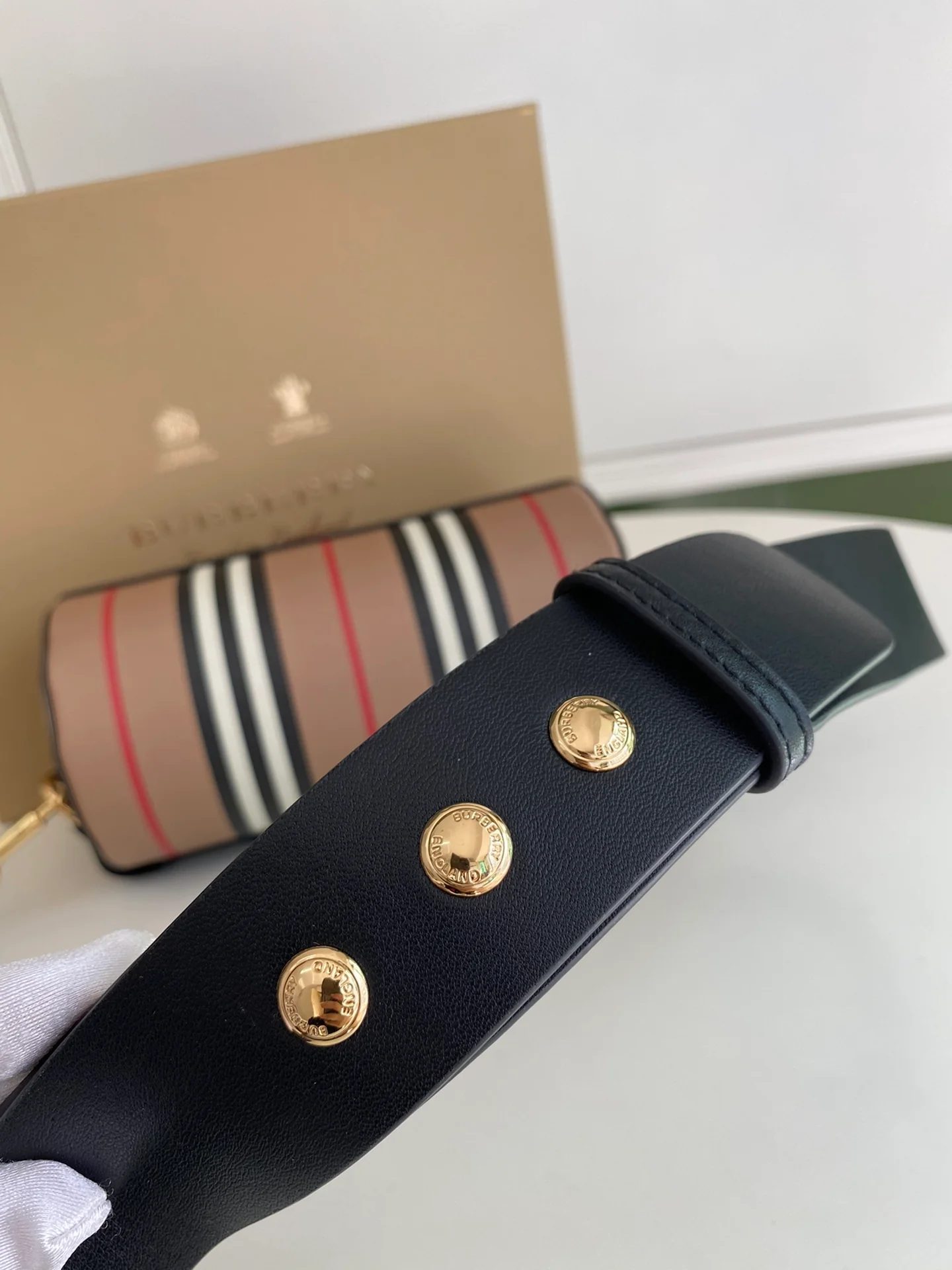 Новинка Burberry 2022 года - Избранные винтажные модели - Цилиндрическая сумка