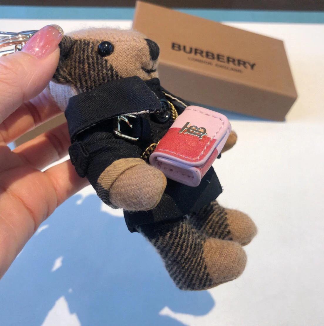 Burberry - Подвеска в виде медведя в виде тренча - Черная