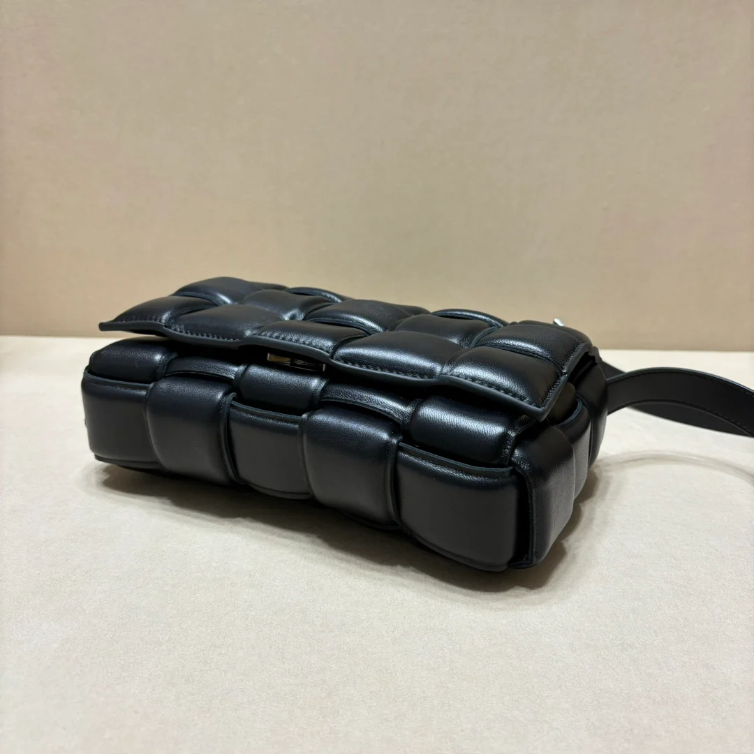 Двусторонняя плетеная сумка через плечо BV - черная