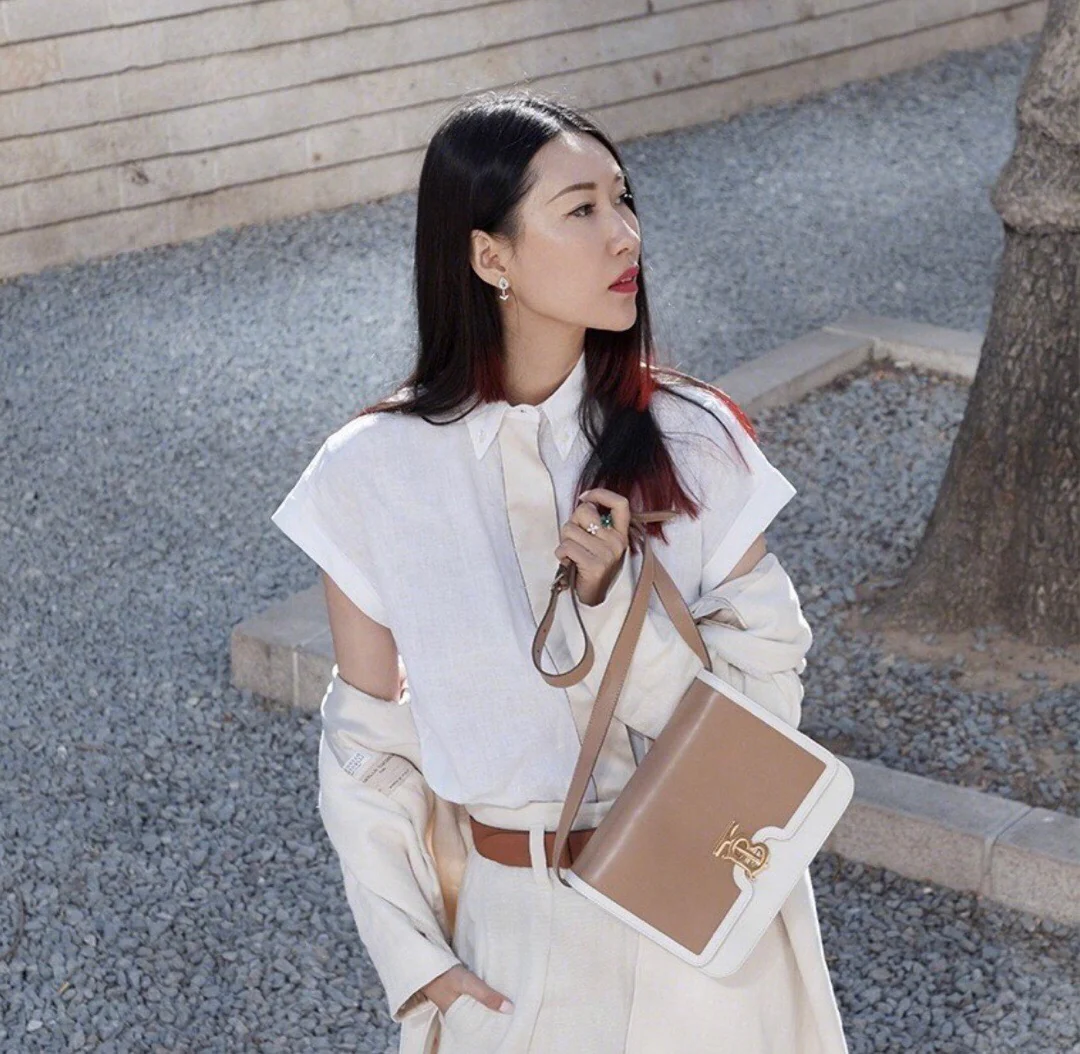 Сумка Burberry TB серии Letter — сочетание белого и коричневого цветов — на фото в ношении.