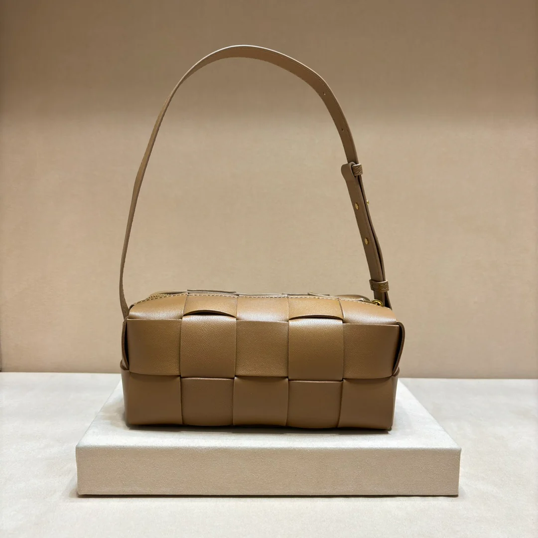 Большая плетеная сумка через плечо BV Brick Cassette в клетку - розовая - 1 шт.