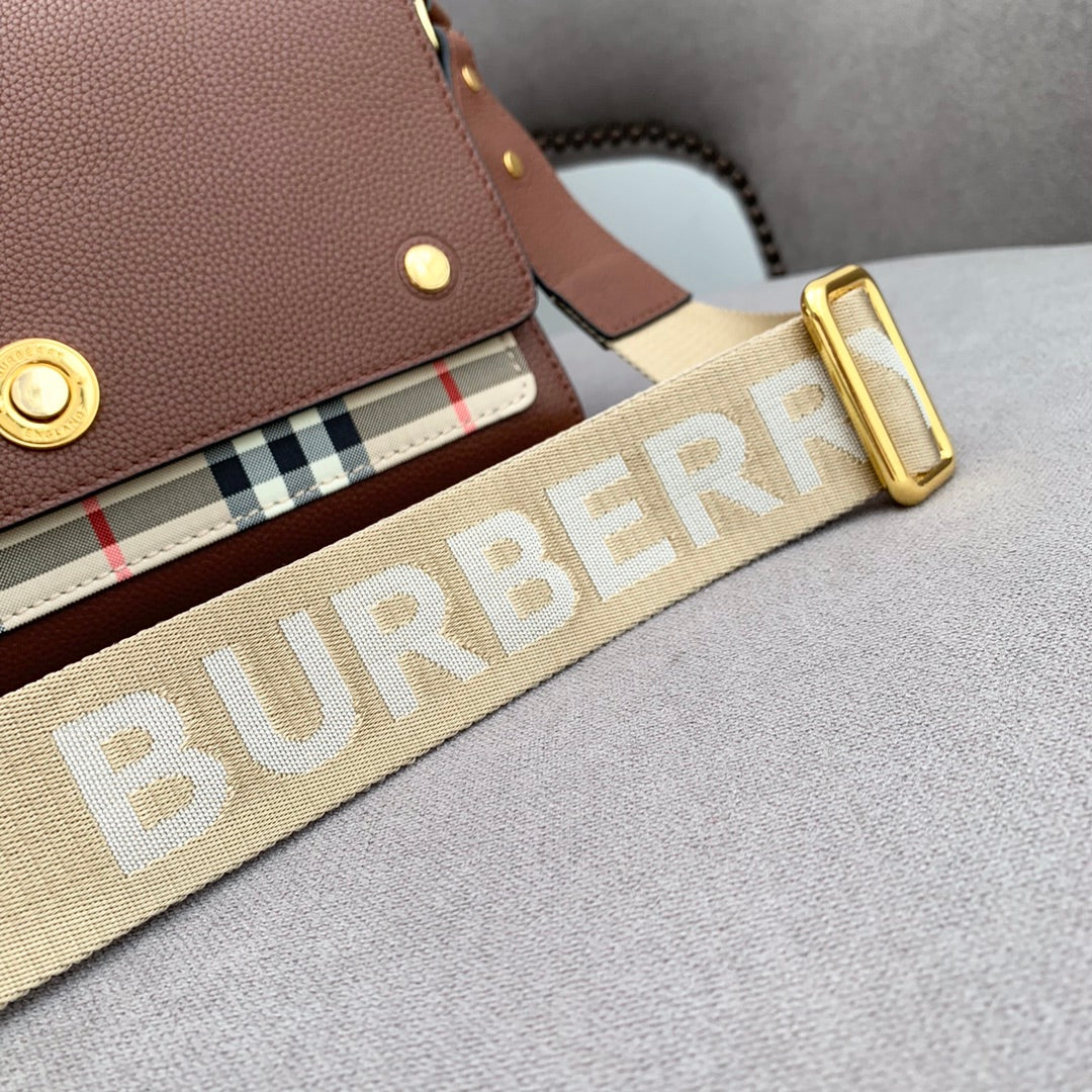Новинка весны 2022 года от Burberry - сумка через плечо Note - коричневая.