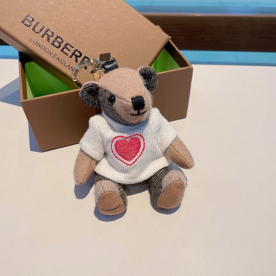 Подвеска в виде медведя в форме сердца от Burberry - белая.