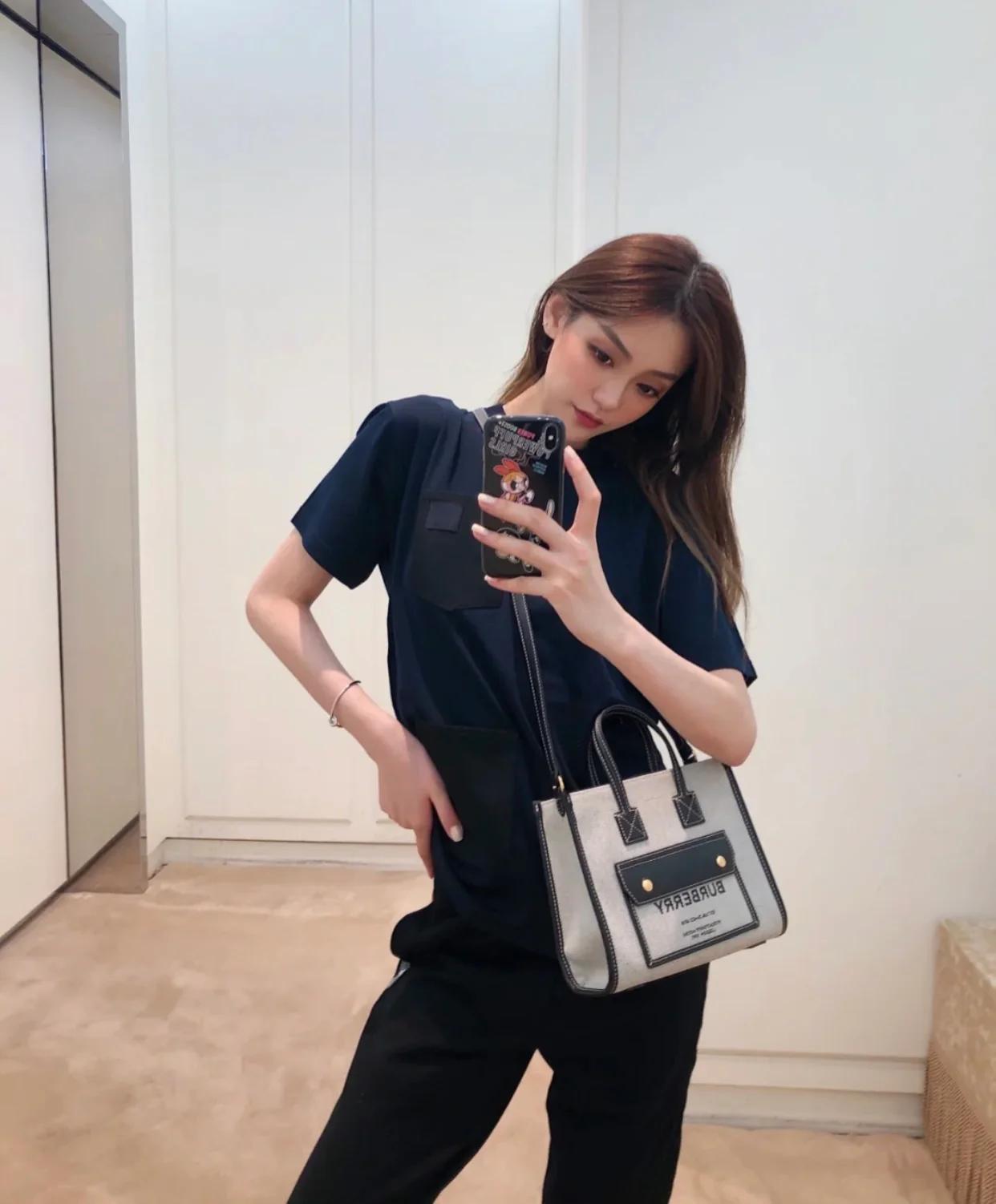 Сумка Burberry Freya — черная — маленькая — фотографии, демонстрирующие ее ношение.