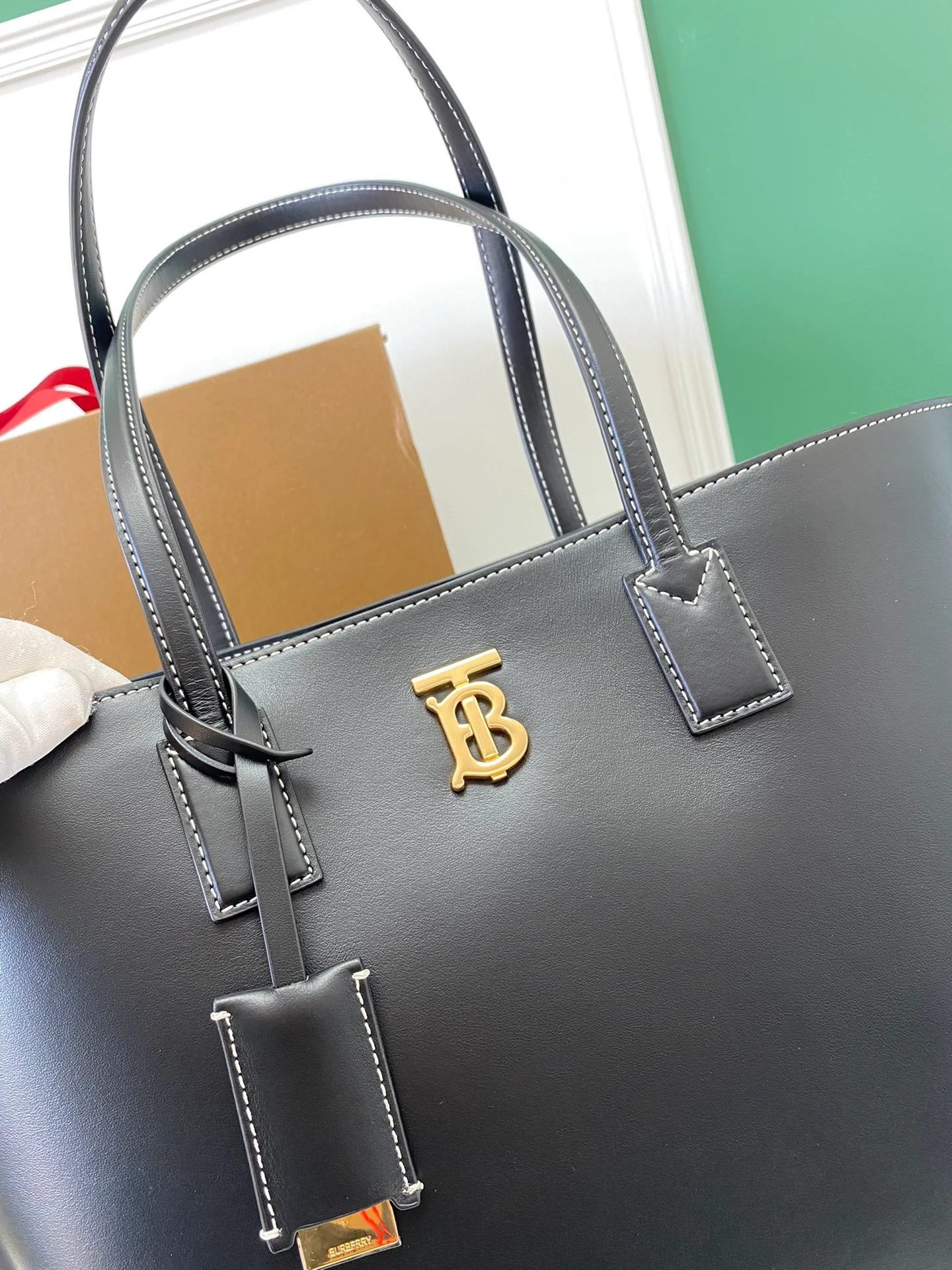 Burberry — кожа итальянского дубления — прошитая кожа — сумка-тоут