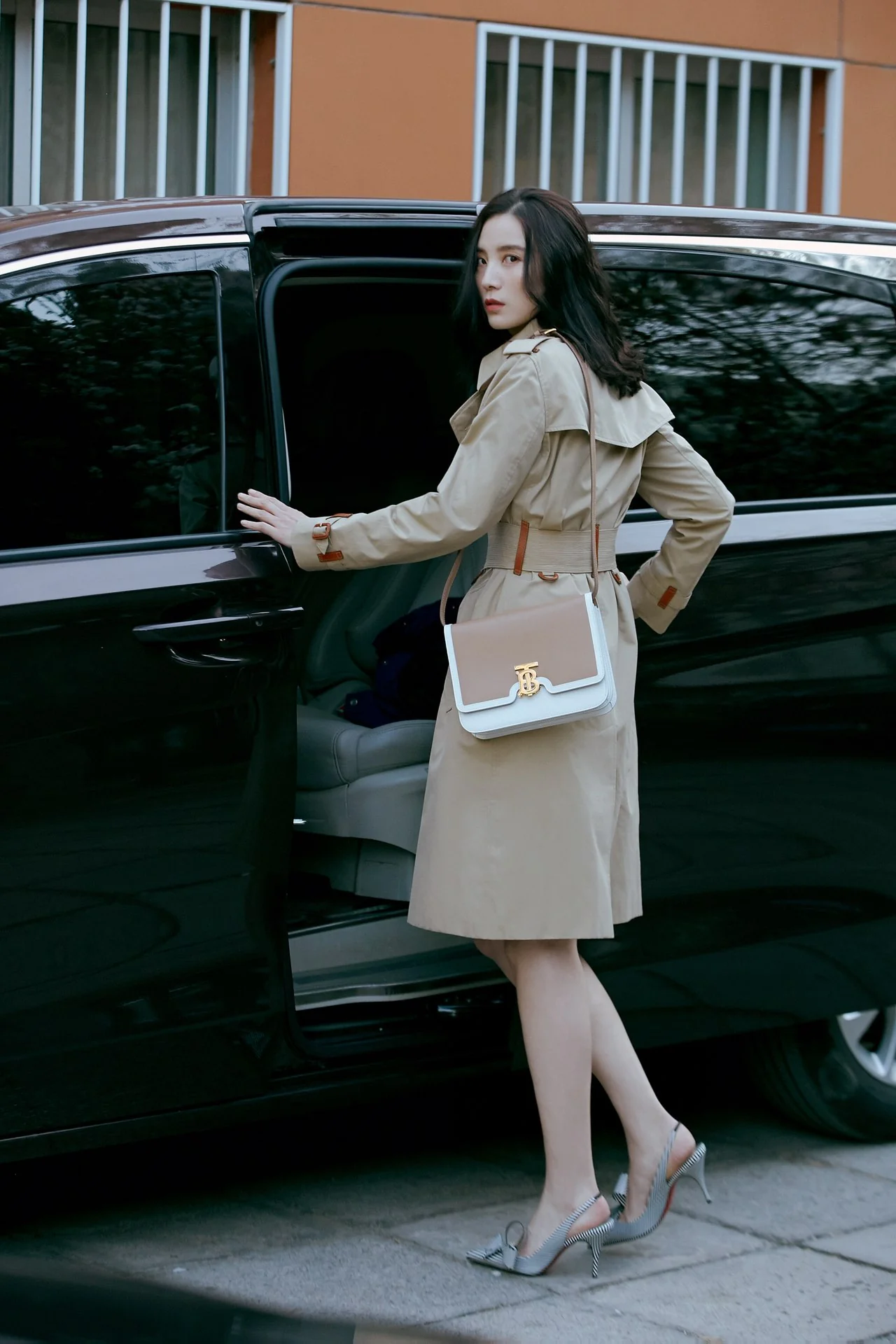 Сумка Burberry TB серии Letter — сочетание белого и коричневого цветов — на фото в ношении.