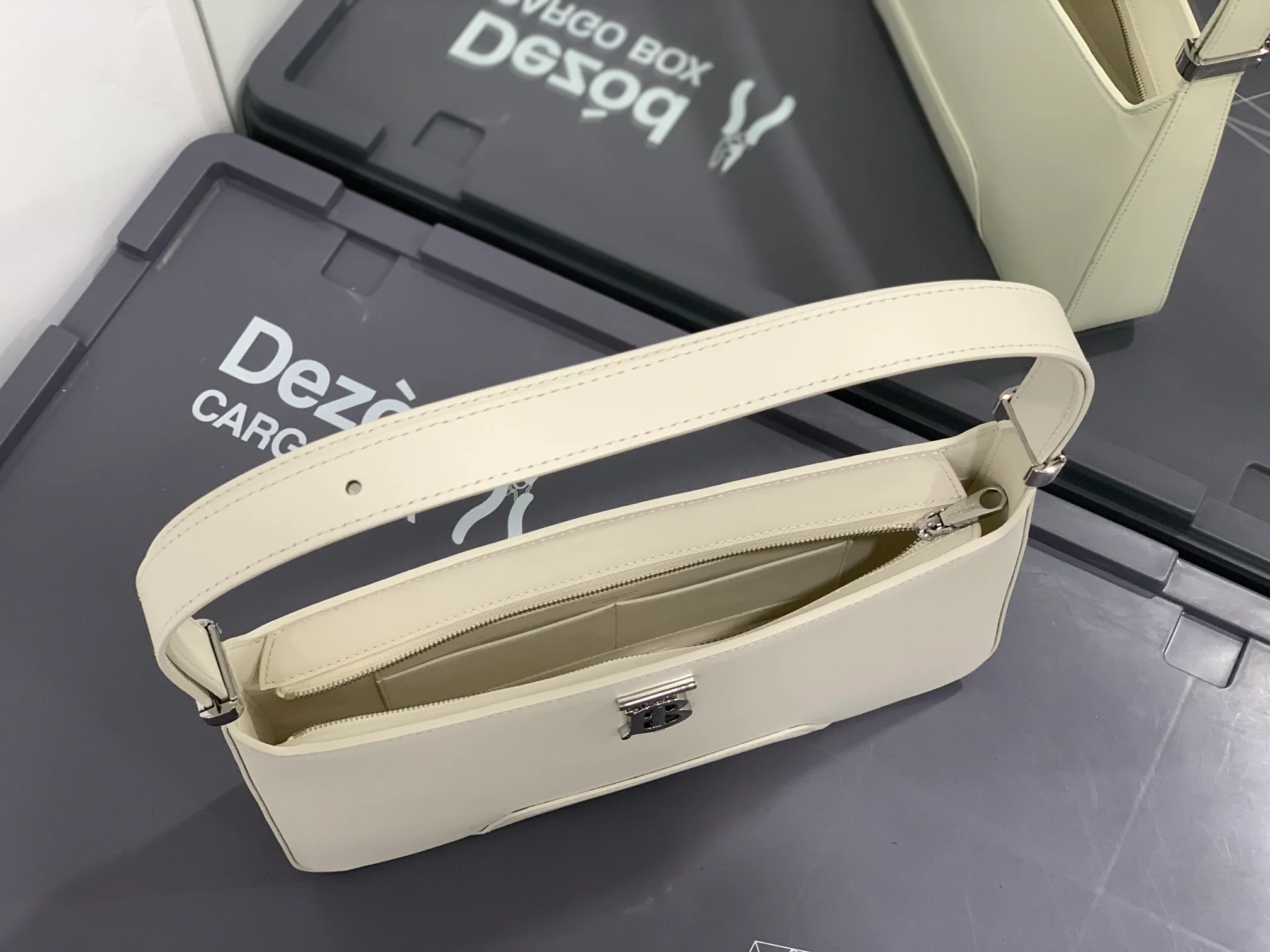 Новая сумка через плечо Burberry TB - белая.