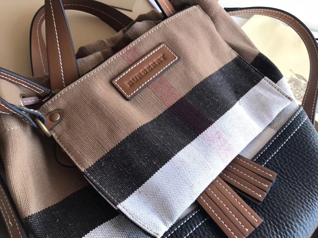 Сумка-ведро Burberry из канваса в клетку, коричневая.