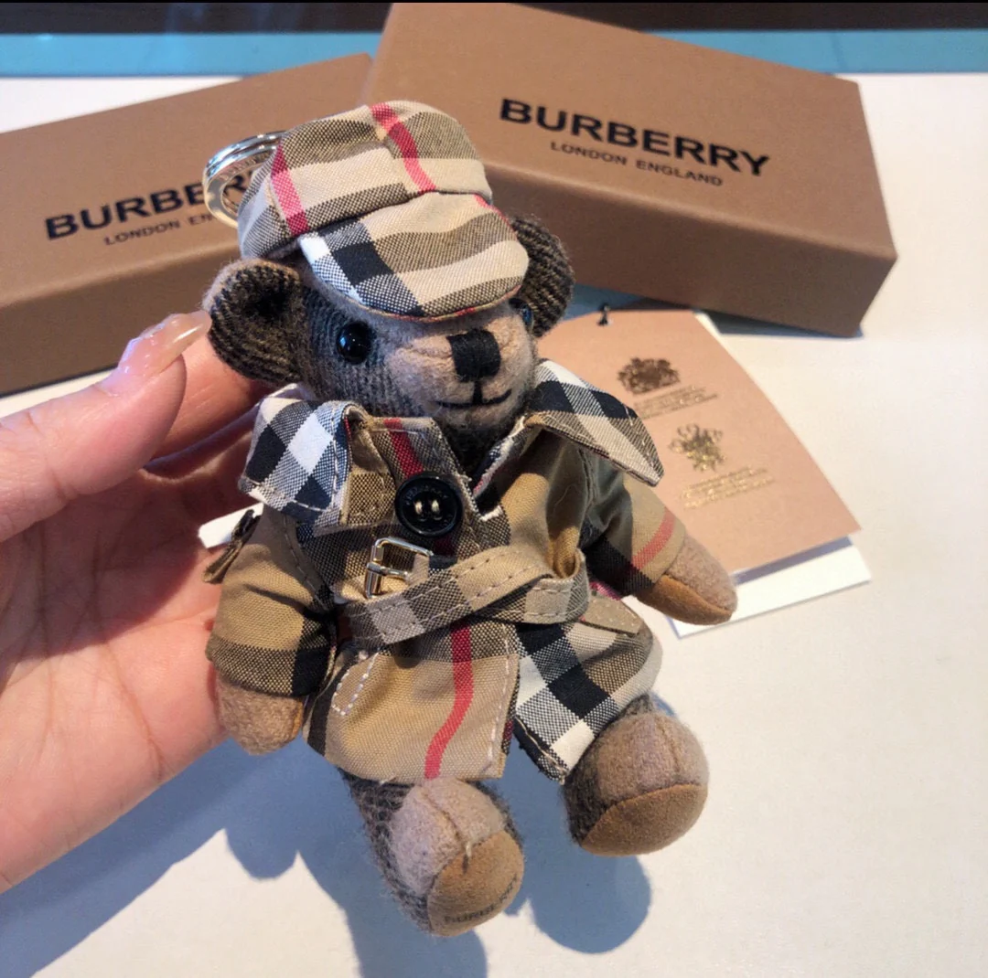 Тренч Burberry в клетку с подвеской в ??виде медведя