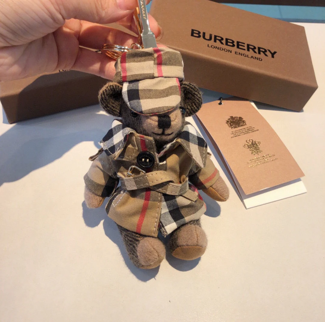 Тренч Burberry в клетку с подвеской в ??виде медведя