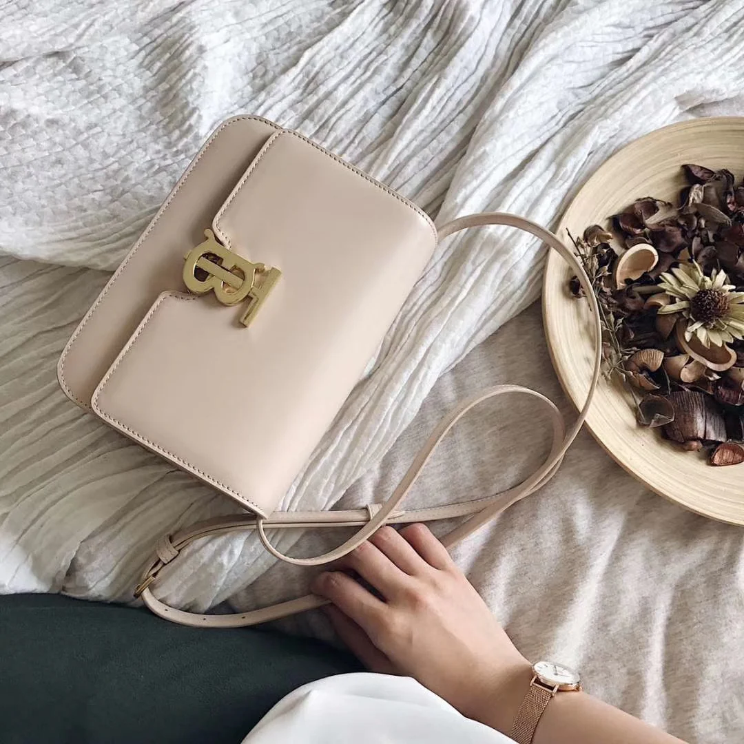 Коллекция Burberry TB - Сумки с буквами - Галерея изображений