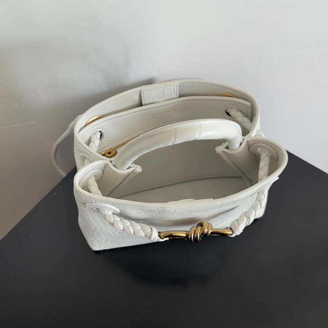 BV - Сумка Andiamo из кожи аллигатора - Белая