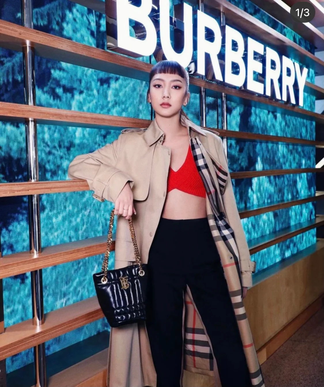 Burberry - Новинка, изысканная - стеганая сумка-ведро Laura - маленький размер - фотографии, демонстрирующие ее ношение.