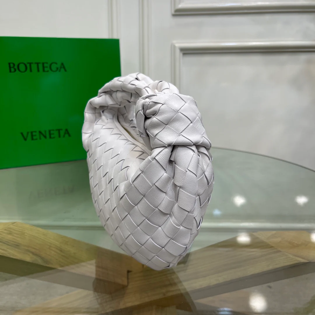 Плетеная круглая сумка-хобо BV Jodie с узлом - размер 27х22х3 см.