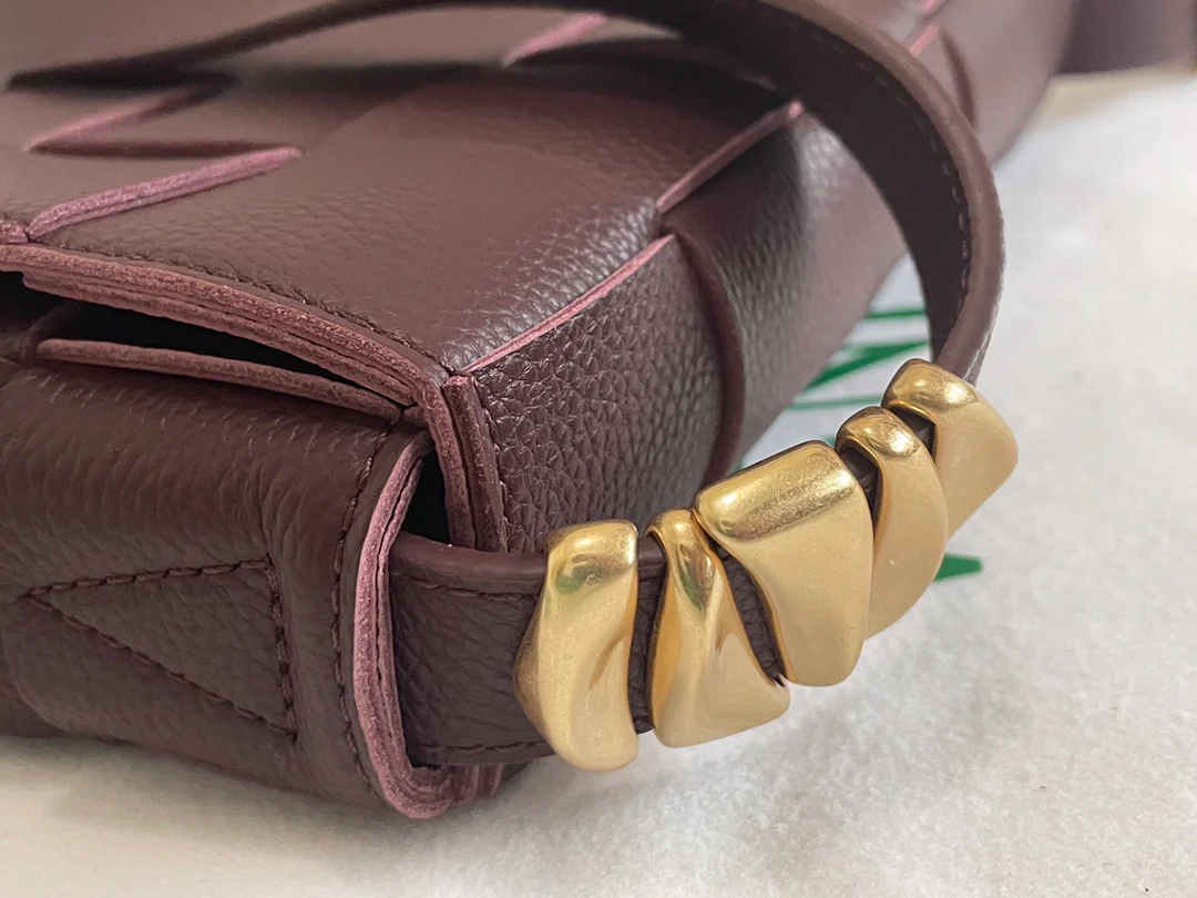 Сумка-переноска BV из плетеной кожи с зернистой текстурой, 23х15х5 см.