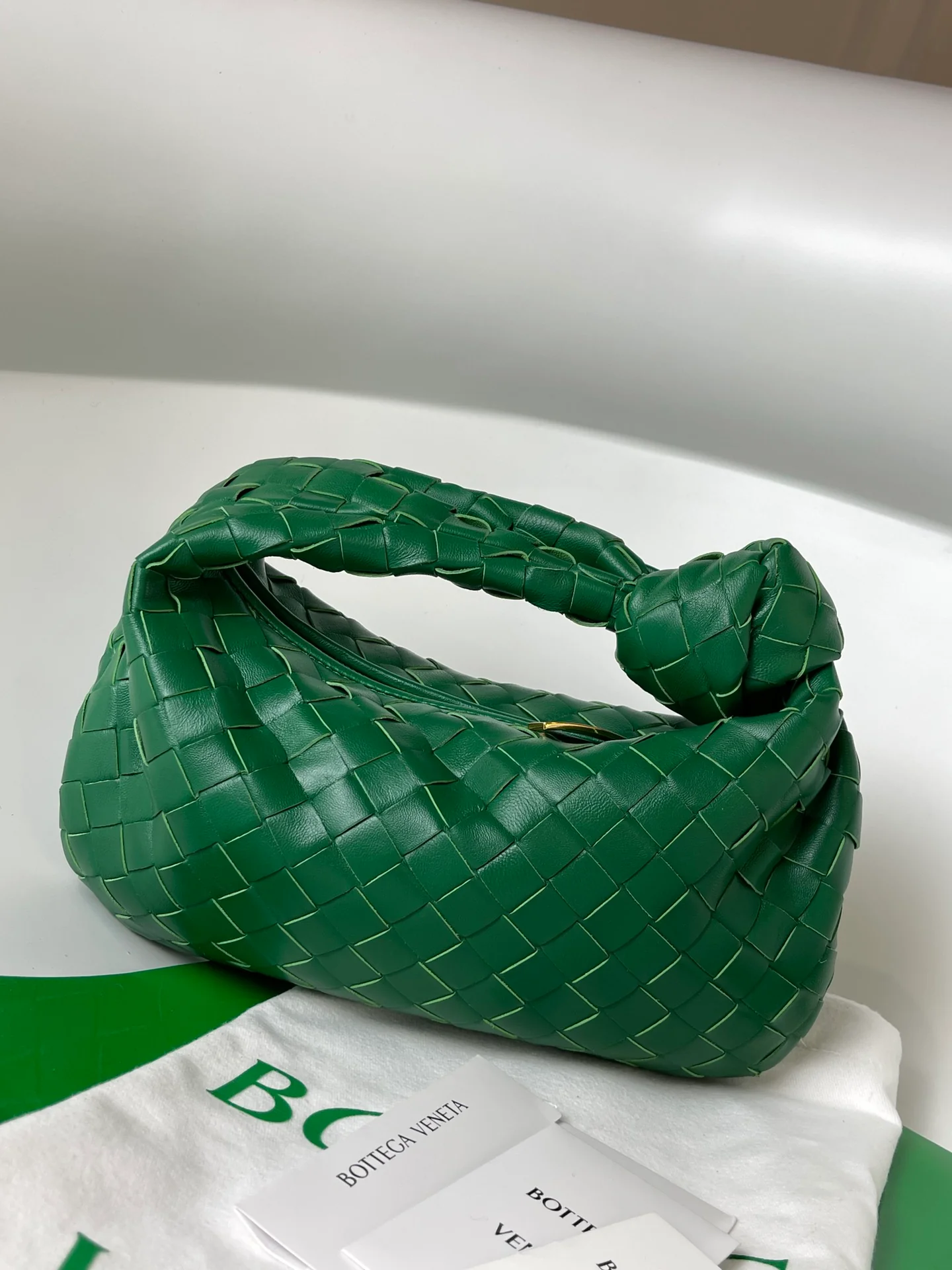 Сумка-круассан BV Mini Jodie, s27x9x23cm-1