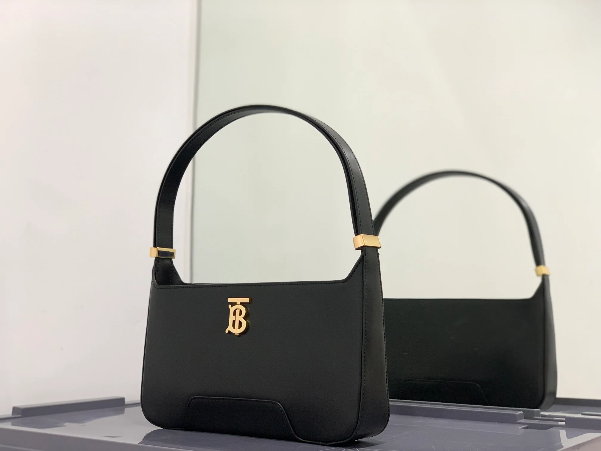 Новая сумка через плечо Burberry TB - черная.