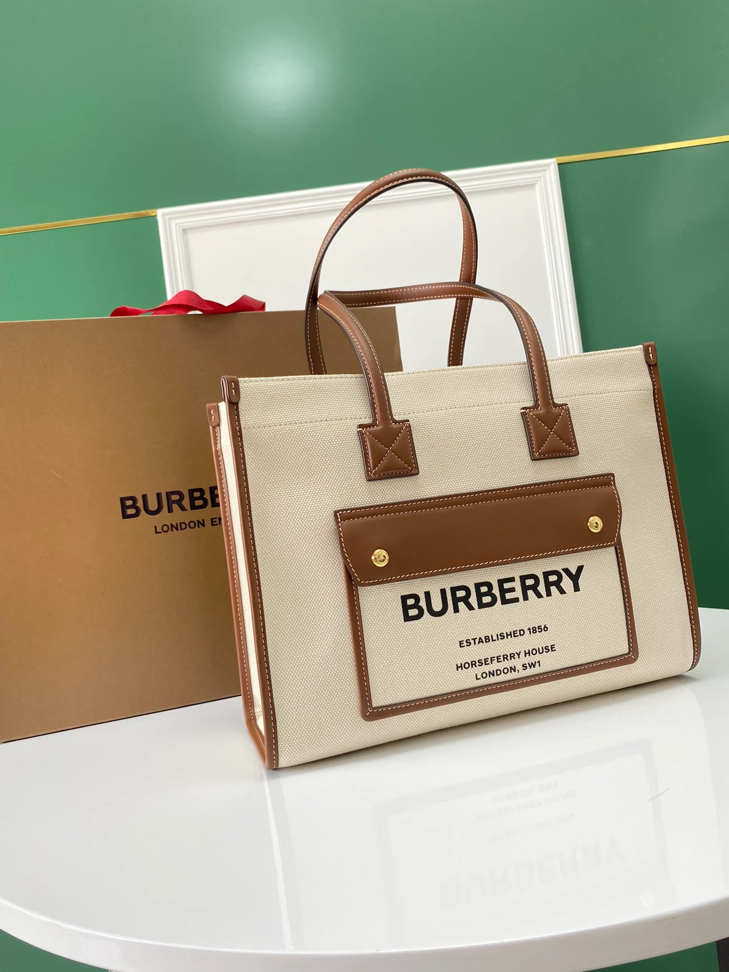 Сумка Burberry Freya, коричневая, среднего размера.