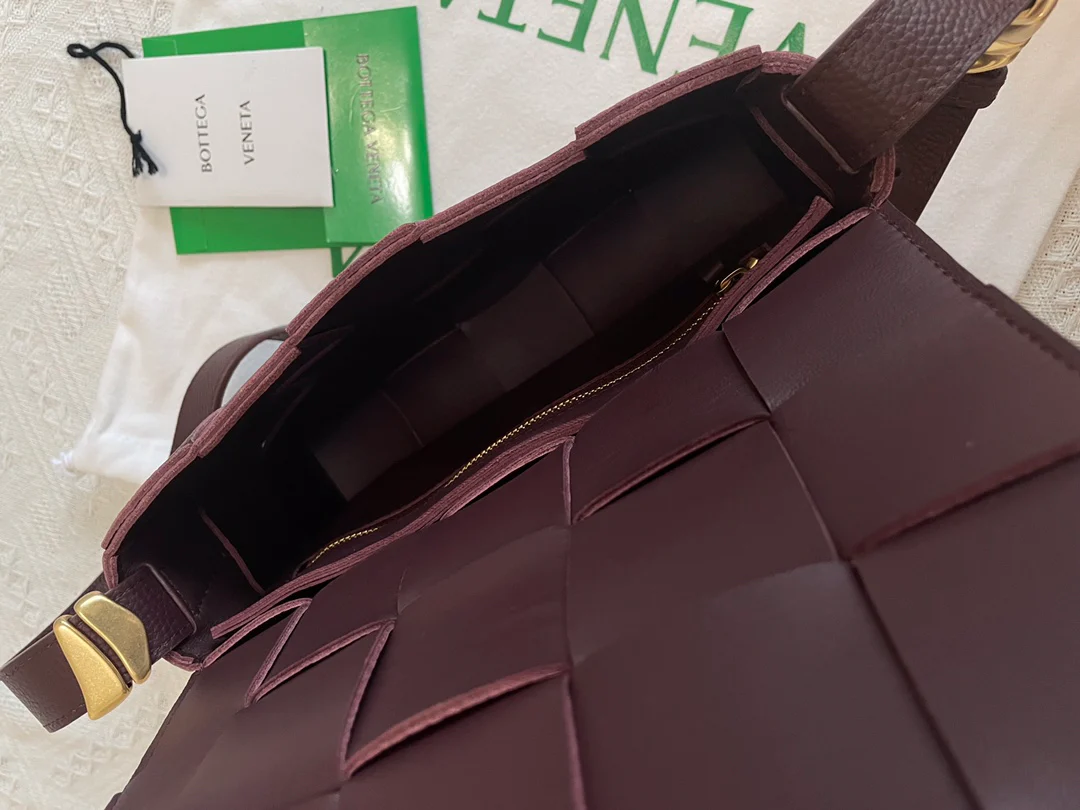 Сумка-переноска BV из плетеной кожи с зернистой текстурой, 23х15х5 см.