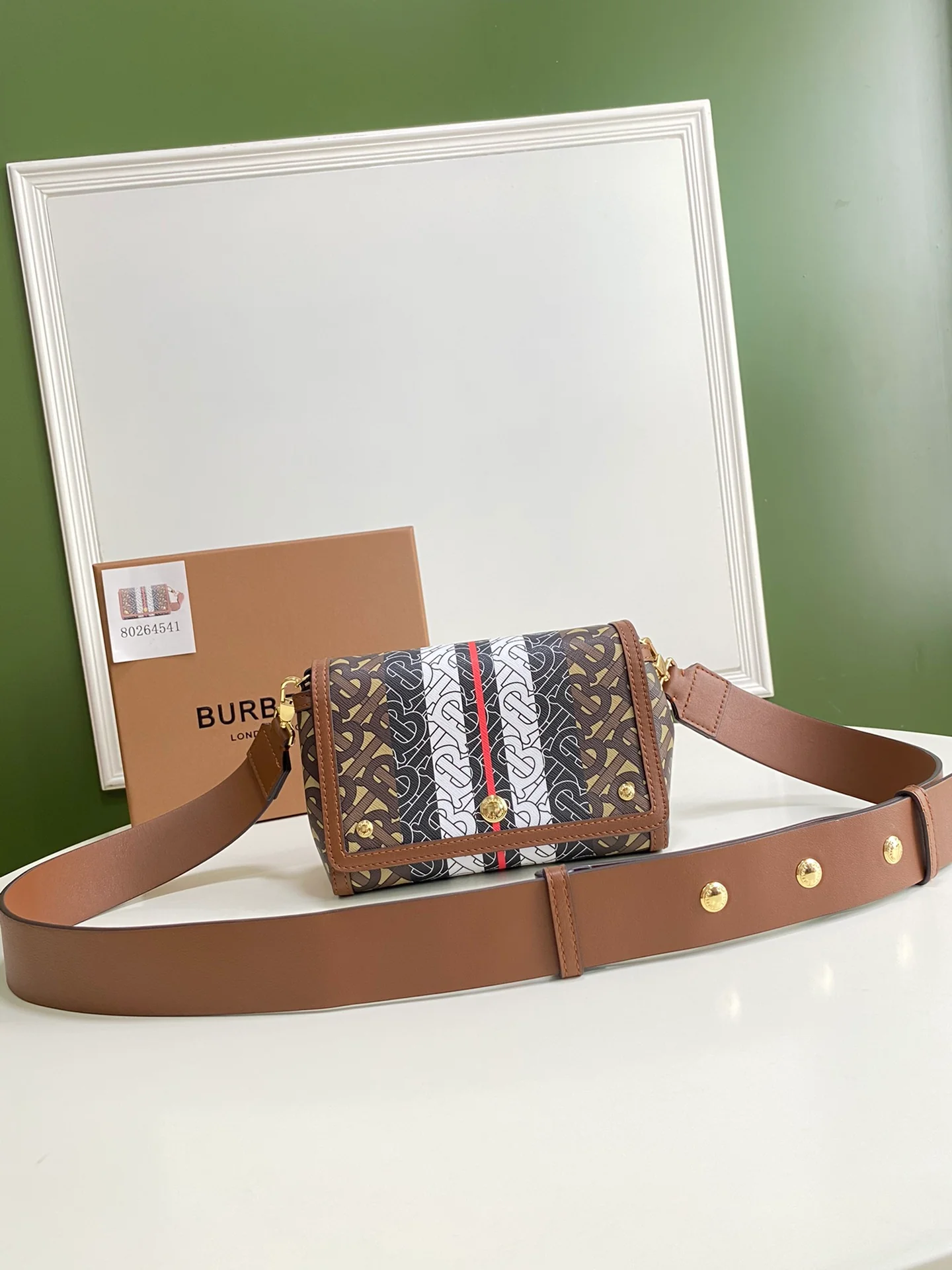 Новейшая сумка через плечо от Burberry 2020 года.