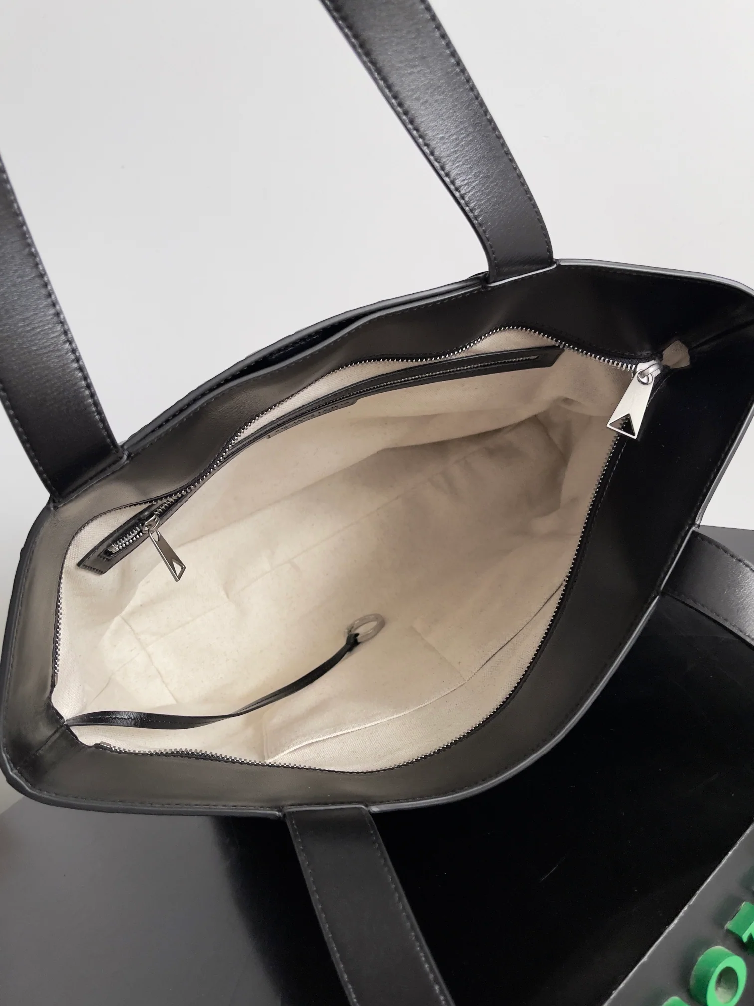 Сумка-тоут на молнии BV - черная