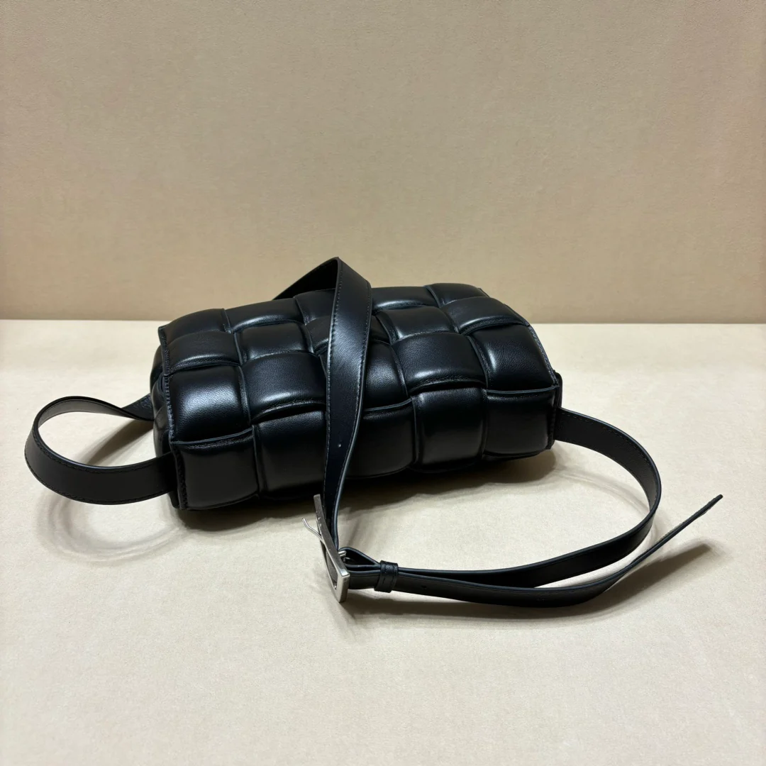 Двусторонняя плетеная сумка через плечо BV - черная