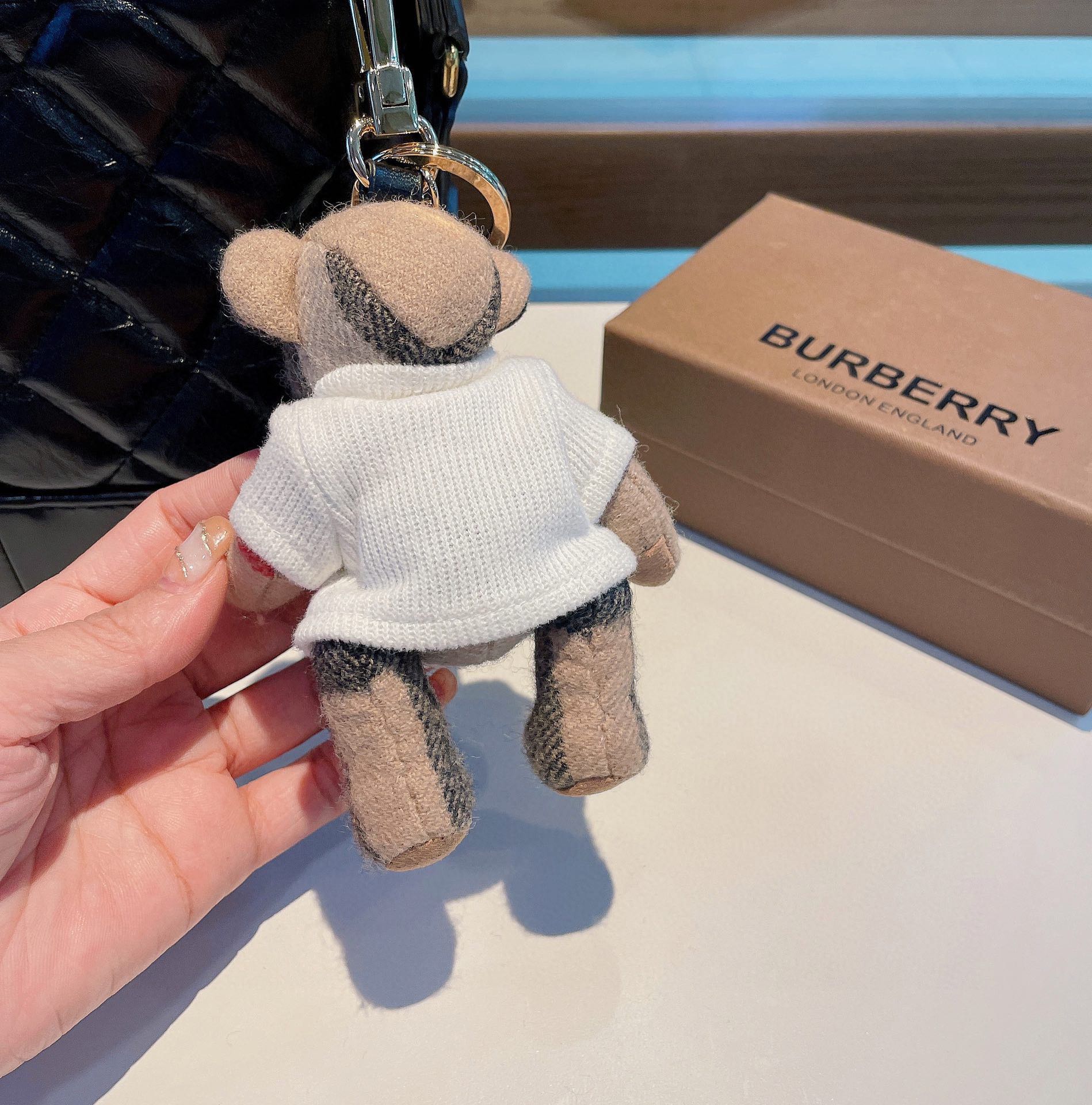 Подвеска в виде медведя в форме сердца от Burberry - белая.