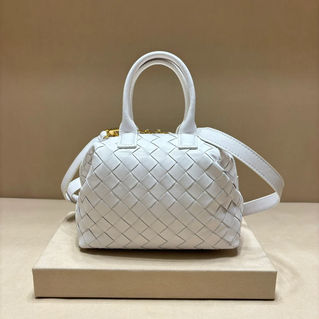 Сумка для боулинга BV Intrecciato из плетеной кожи - белая.