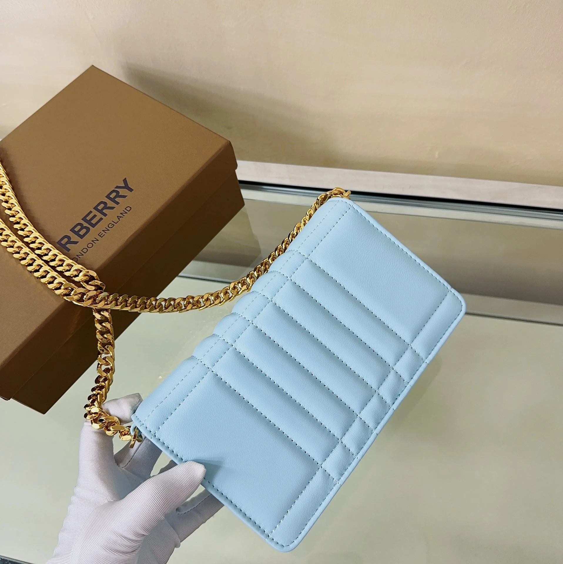 Сумка через плечо Burberry Lola из овечьей кожи - светло-голубая