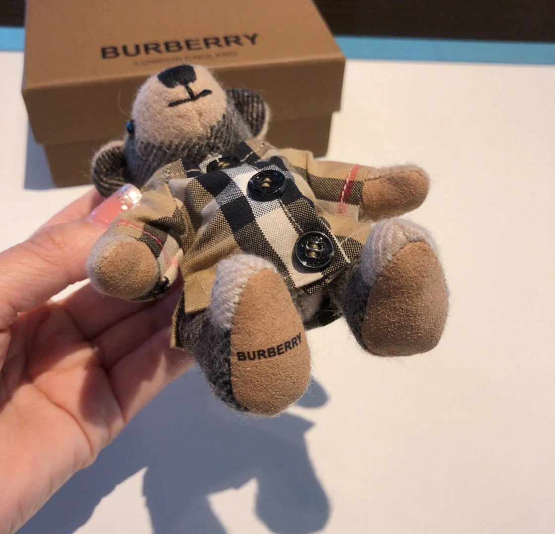 Классический клетчатый топ Burberry с подвеской в ??виде медведя