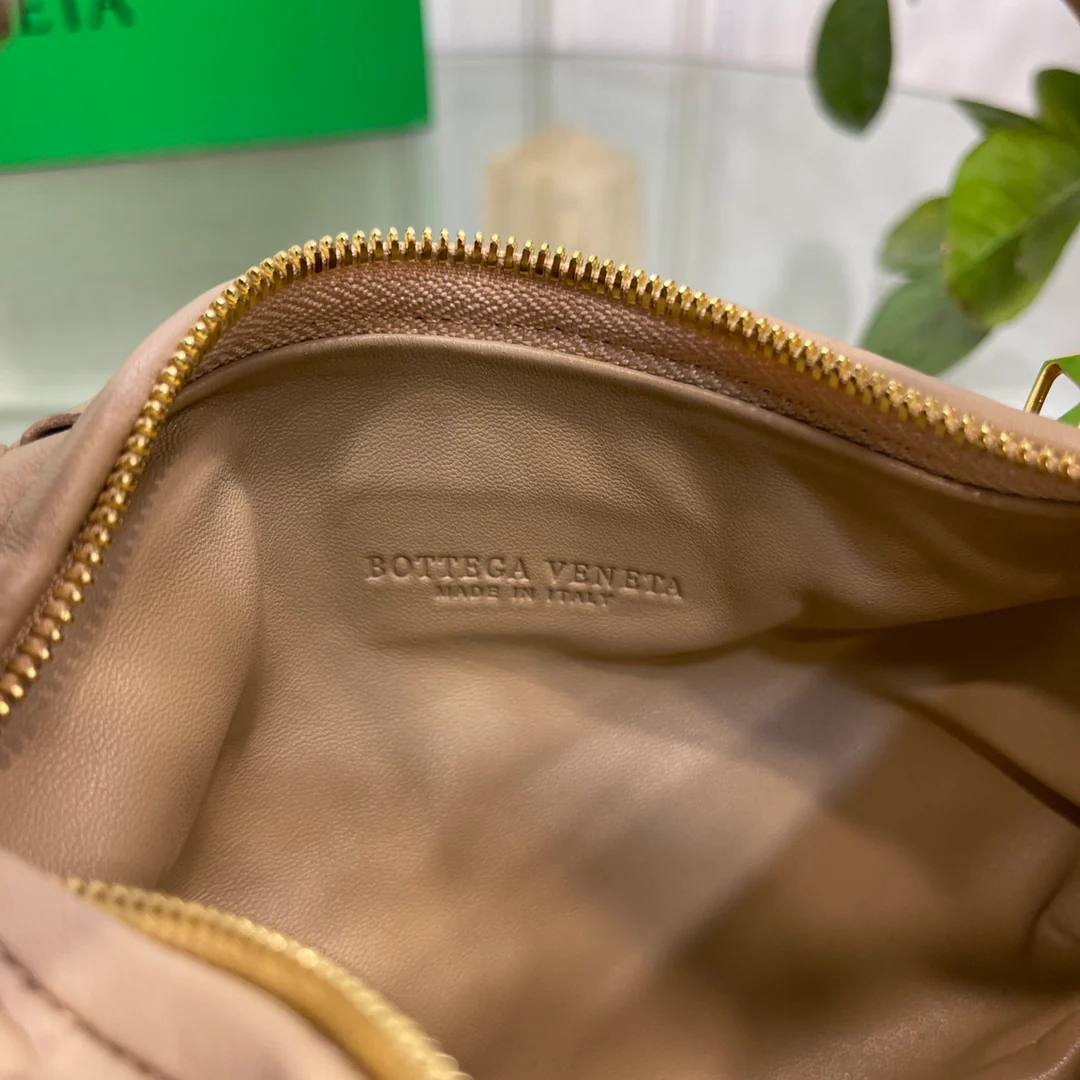 Плетеная круглая сумка-хобо BV Jodie с узлом - 27x22x3 см