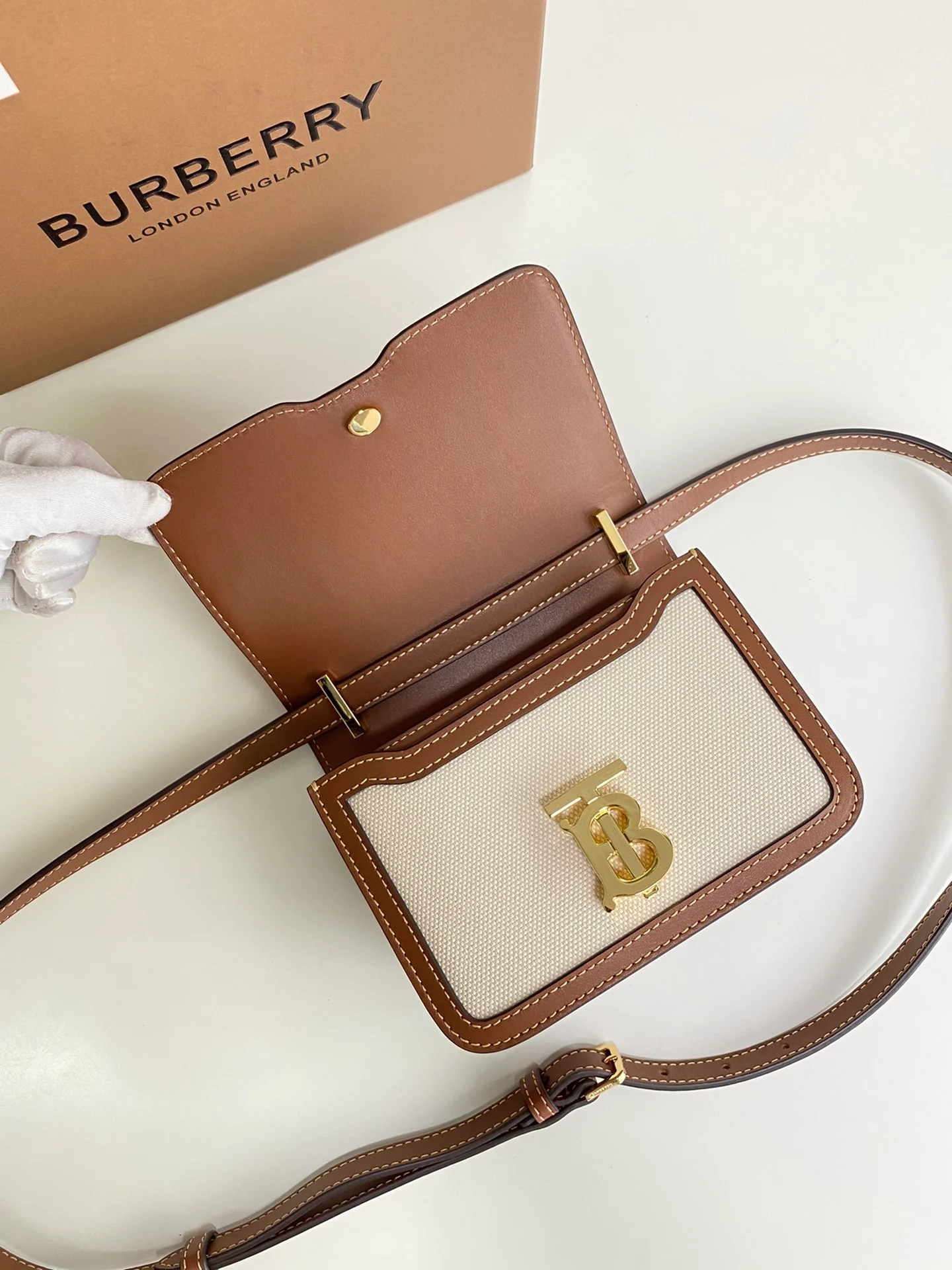 Сумка Burberry с замком, выполненная из двухцветной канвы и кожи - Сумка через плечо Thomas Burberry - Коричневая