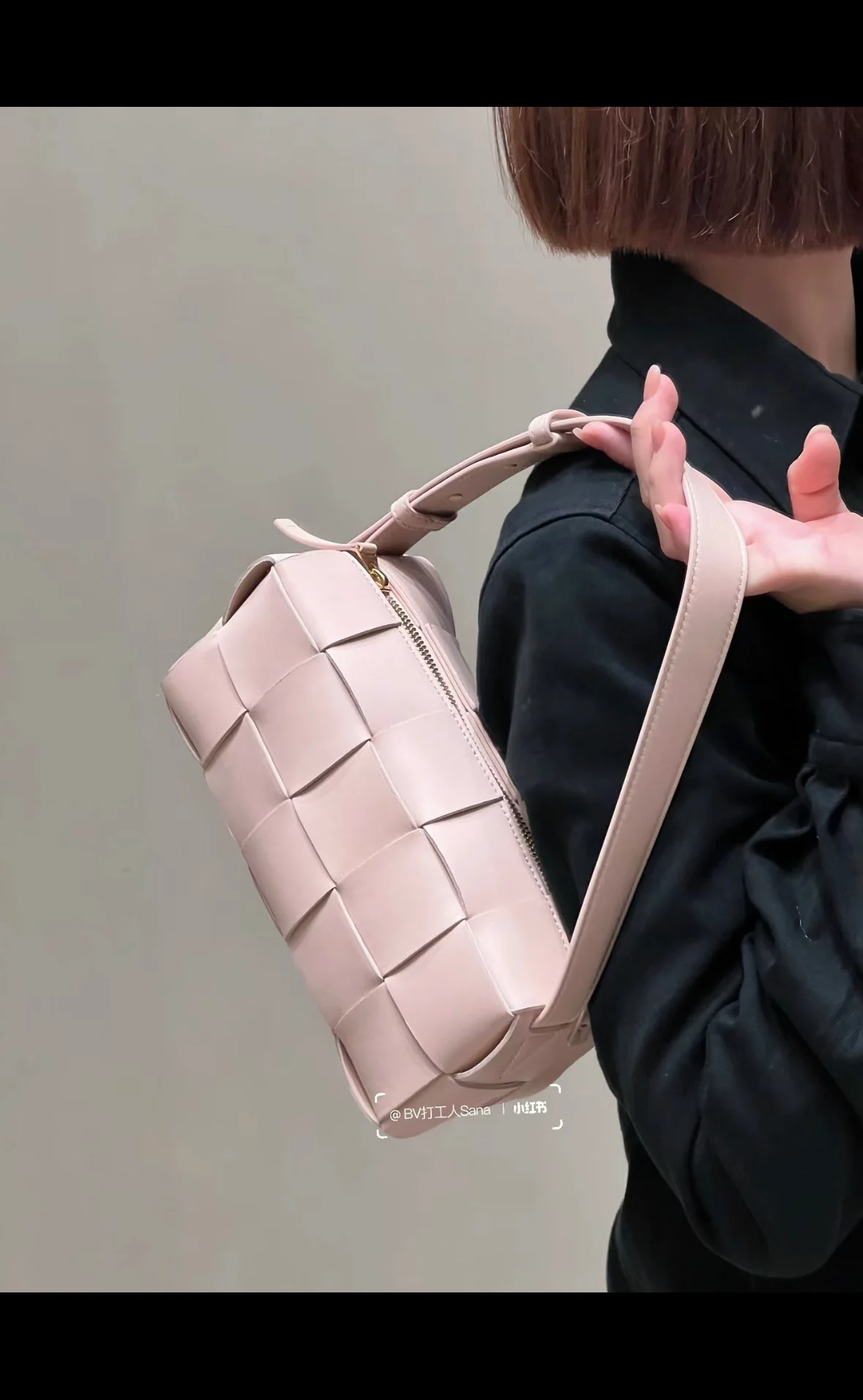 Большая плетеная сумка через плечо BV Brick Cassette в клетку - розовая.