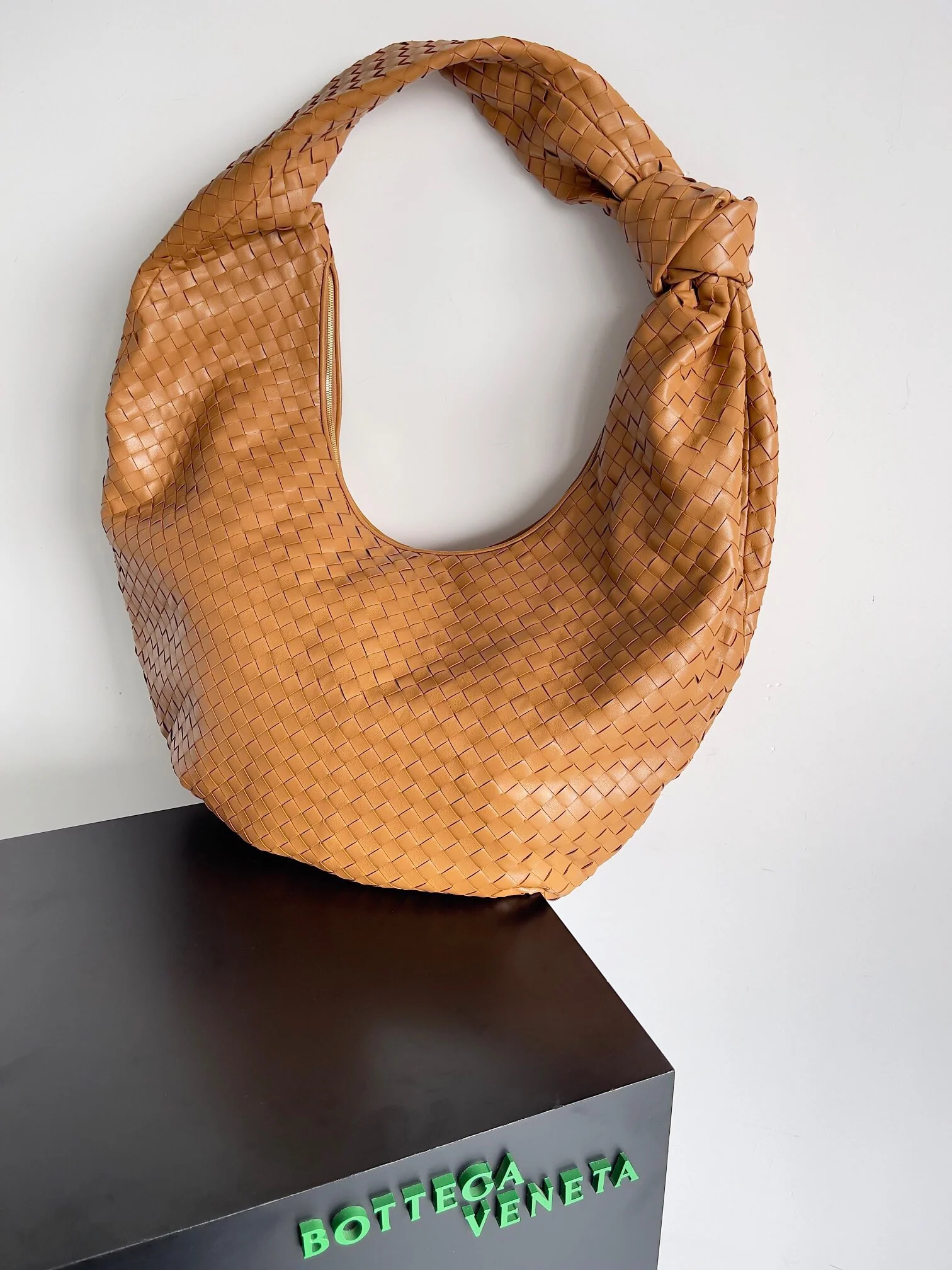 Сумка через плечо BV из замши, очень большая, карамельного цвета.