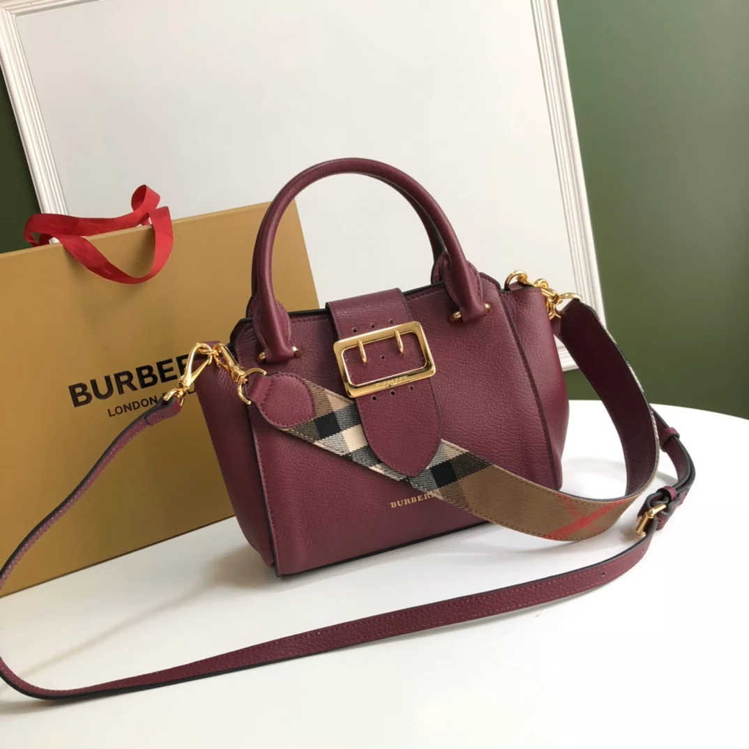 Сумка-тоут Burberry The Buckle, бордового цвета.