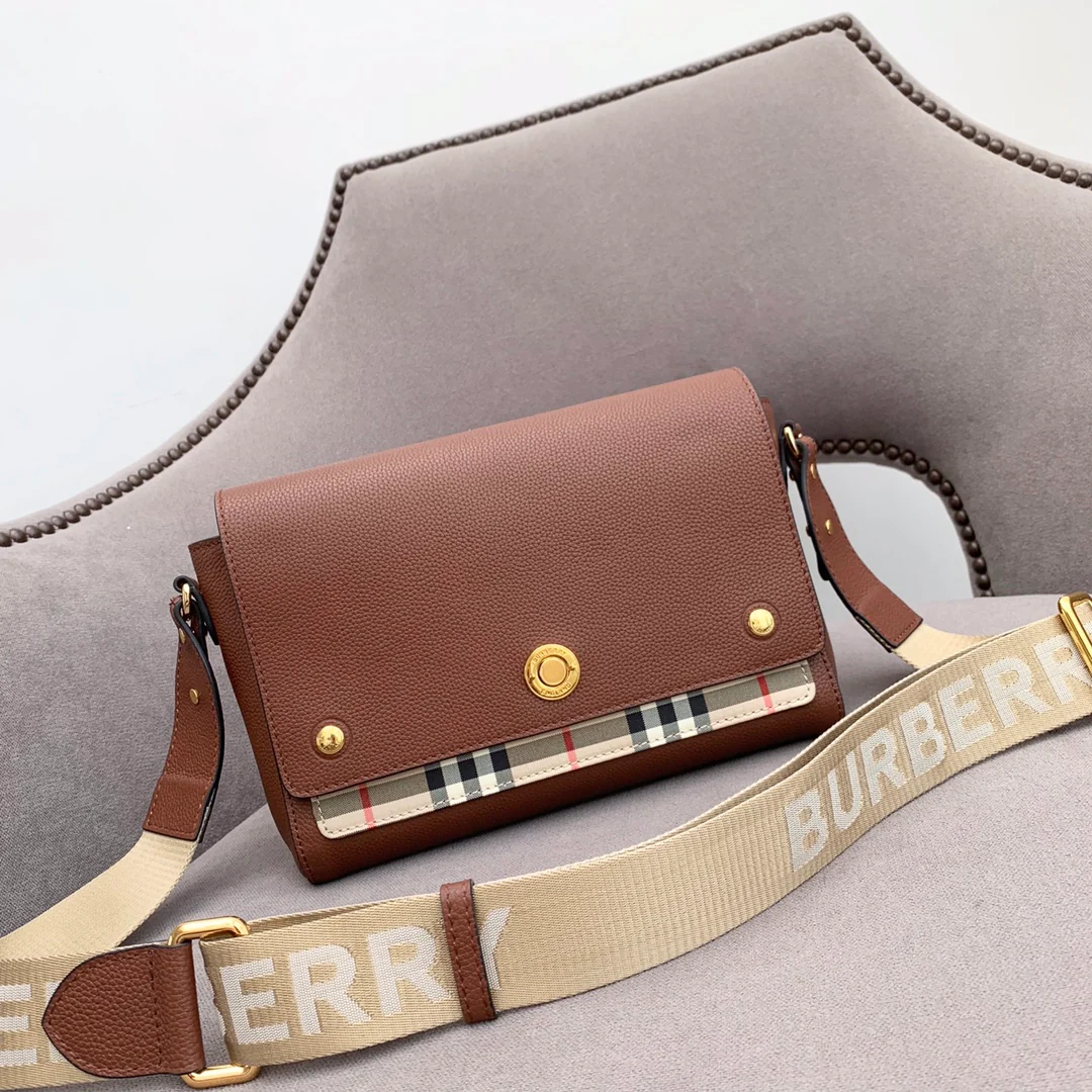 Новинка весны 2022 года от Burberry - сумка через плечо Note - коричневая.